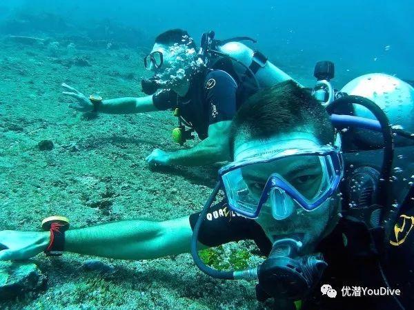 跑半马碰上周润发!民众疯狂包围,2.5小时完赛,手脚惊见血痕